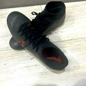Nike Soccer Shoe Men’s Size 7, traction is worn on front cleats.